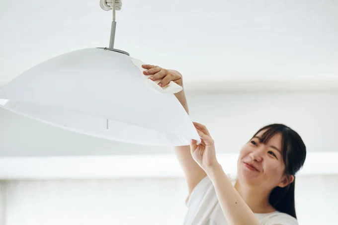 高い場所にある照明のかさも、エアコンと同様ベタベタ汚れがつきやすく、放置しがち
