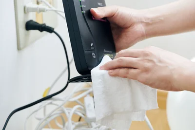 電気コードやWi-Fi のルーターはほこりを呼びやすくベタベタしがち