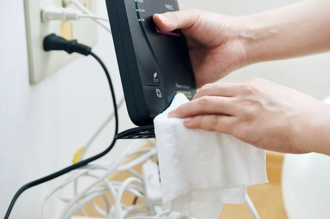 電気コードやWi-Fi のルーターはほこりを呼びやすくベタベタしがち