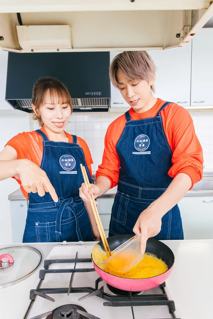 1枚目の薄焼き卵を焼く2人