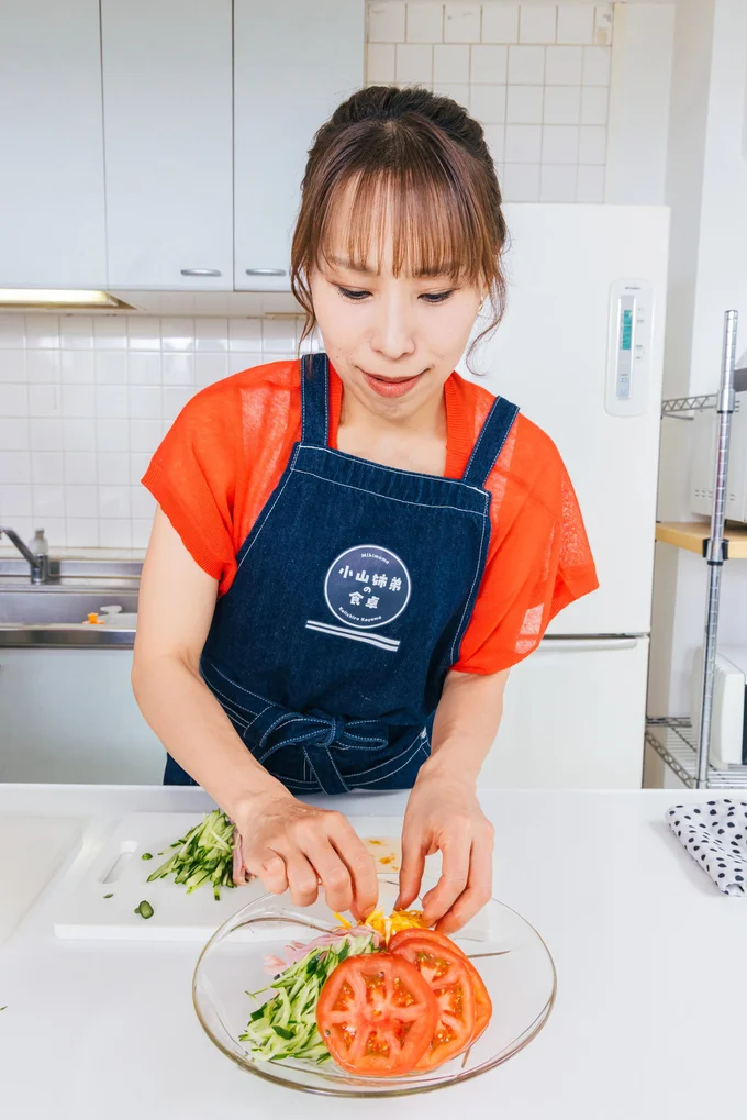 山高に盛ったしらたきの上に具材を乗せます