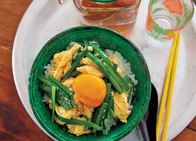 卵をふんわりさせるコツはみりん！「なんでも卵炒め丼」