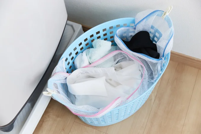 衣類を脱いだら直接洗濯ネットに入れると時短に