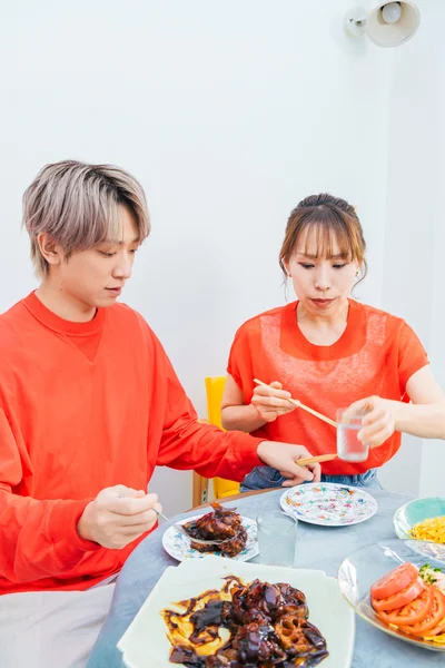 みきさんの分もよそってあげる小山さん。お姉さんにとっても優しい弟なんです！