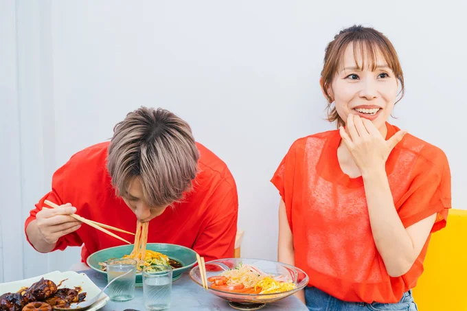 みきさんの目を盗んで爆食いする小山さん(笑)