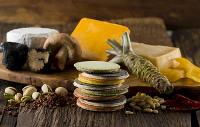 【写真を見る】チーズ、トリュフ、ワサビなど贅沢な素材を使った深い味わいの4種類