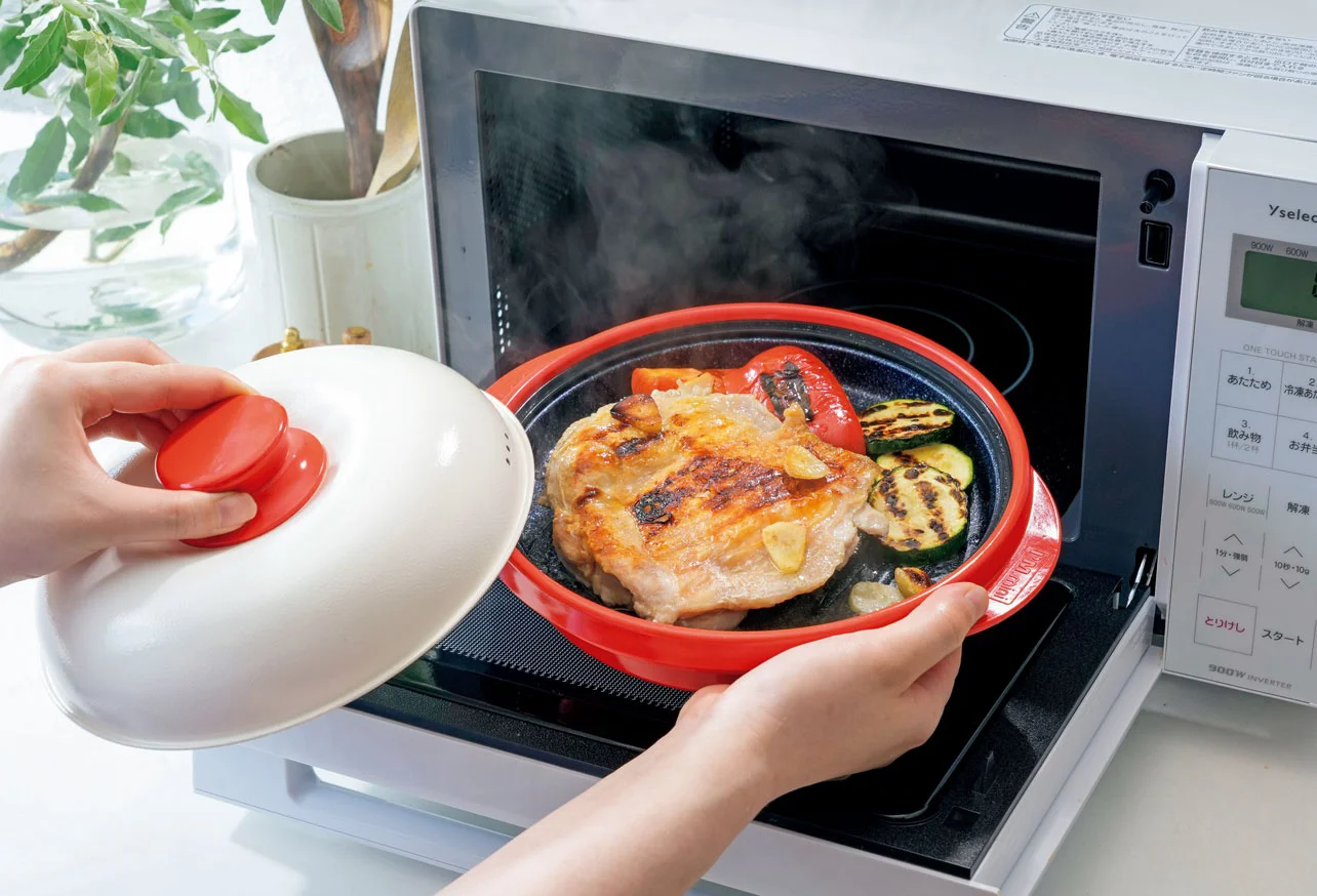 焼き魚は皮パリッ、中ジューシーに！「電子レンジ専用調理器具」で