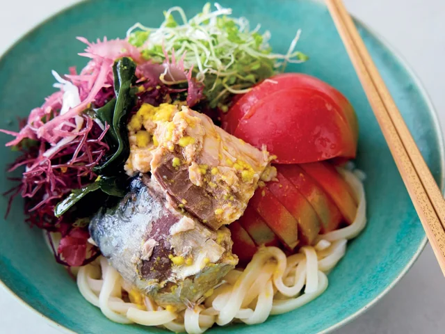 コクうまさっぱりだれがおいしい！さば缶×野菜たっぷり「さばのボリュームサラダうどん」