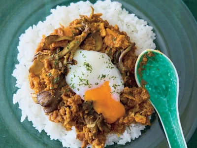 家族が大好きなドライカレーもひき肉感覚で鮭缶を使えば栄養たっぷりの一皿に！
