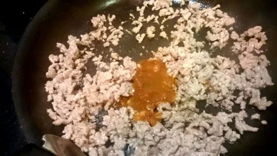 豚ひき肉を加熱してから合わせ調味料を加え、さらに加熱する