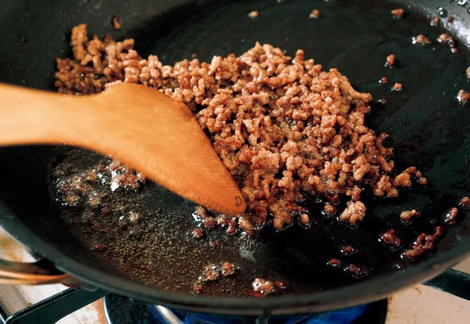 肉をしっかり炒めると、余分な水分が抜けて味が凝縮する