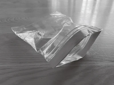 ファスナー付きプラスチックバッグ：湯たんぽ代わりに／スマートフォンの簡易防水ケースに