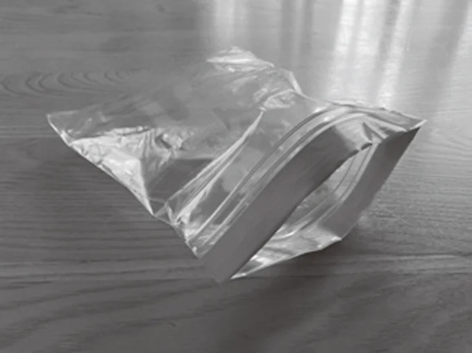 ファスナー付きプラスチックバッグ：湯たんぽ代わりに／スマートフォンの簡易防水ケースに