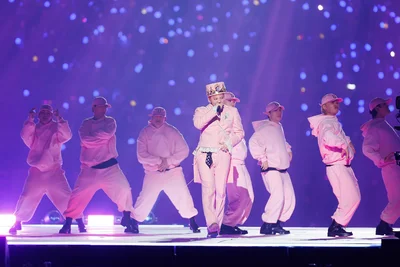G-DRAGONはピンクカラーの衣装で@2024 MAMA Awards in 大阪
