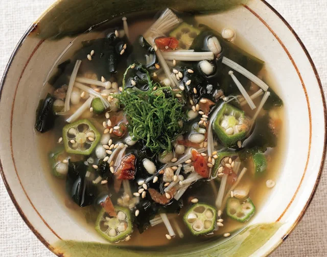 冷やして食べてもおいしい！便通を促進する「すっきり梅だしスープ」