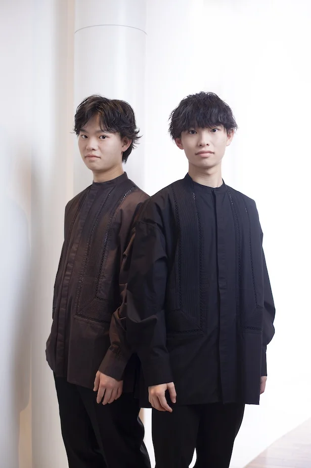 双子の連弾ピアニスト兄ーズ。左が弟の宗一郎さん、右が兄の順一朗さん。生まれてから高校までずっと一緒に過ごしていましたが、この春、別々の医大に入学しました。