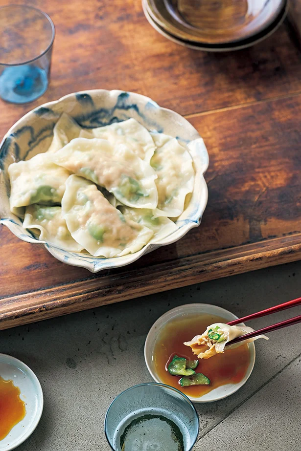  塩もみきゅうりを混ぜて、シャキシャキあっさり！ いくらでも食べられる「とりときゅうりの水餃子」