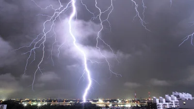 「雷」が発生するのは豪雨が原因ではなかった！そのメカニズムとは