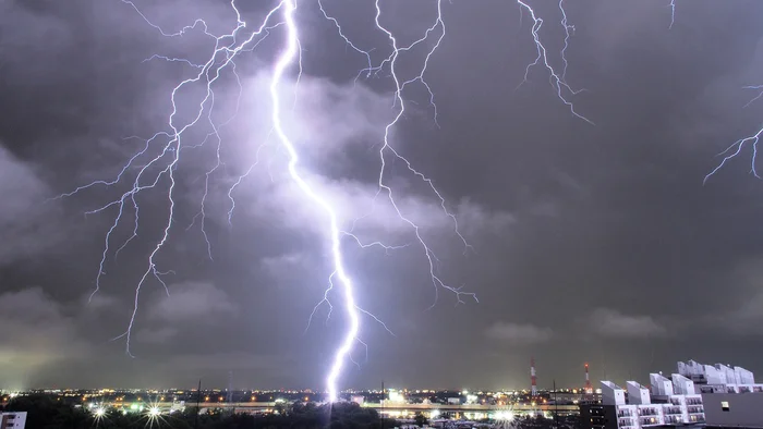 豪雨が原因ではなかった!「雷」が発生するメカニズムとは?
