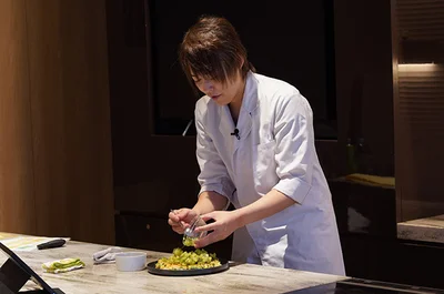 “ヘルパ料理”を作る松丸さん