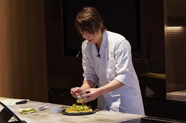 “ヘルパ料理”を作る松丸さん