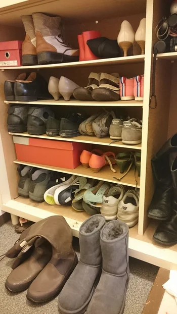 靴が靴箱におさまりきらず、玄関のたたきに溢れ出しているのは、どう見ても「夏のサンダル」のせいである