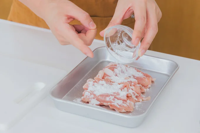 片栗粉は全体に薄く均一にもみ込む