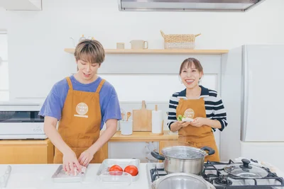 調理をしながらテレビや動画でのトークのコツを伝授する小山さん。みきママ「プロか！」