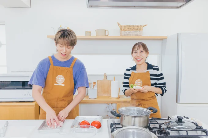 調理をしながらテレビや動画でのトークのコツを伝授する小山さん。みきママ「プロか!」