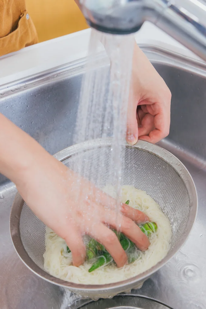 冷水でしっかりと洗います