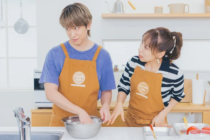 氷水に直接手を入れて何か企む(?)な小山さん