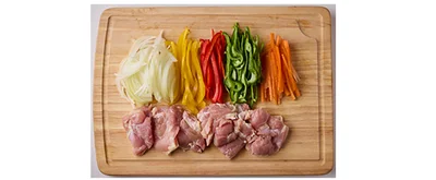 鶏肉は皮を除いてひと口大に切り、野菜はすべて細切りにする