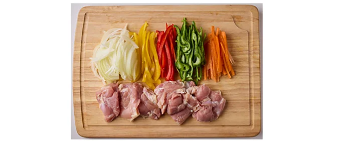 鶏肉は皮を除いてひと口大に切り、野菜はすべて細切りにする