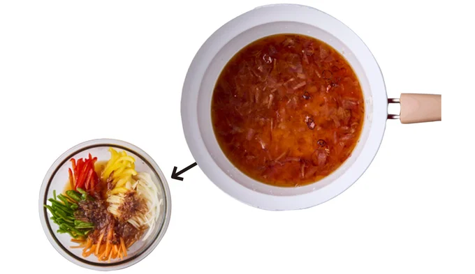 煮立ったら野菜とともに耐熱ボウルに入れる