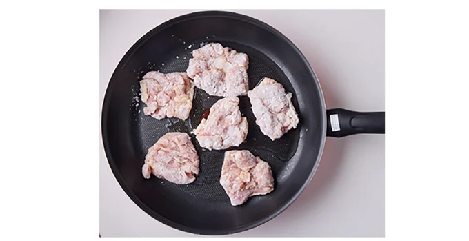 鶏肉に片栗粉をまぶして入れる