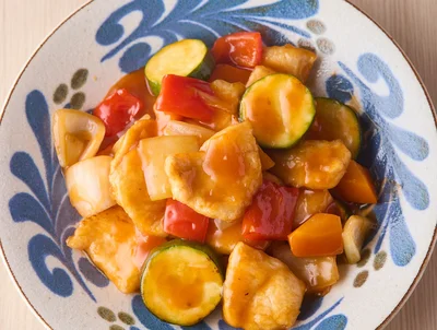 「酢豚」の豚肉を鶏むね肉に代えて作る「酢鶏」ならヘルシー＆節約に。夏野菜で彩りも◎