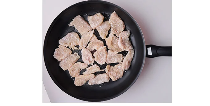 鶏肉に片栗粉をまぶして入れ、両面に焼き色がつくまで焼く
