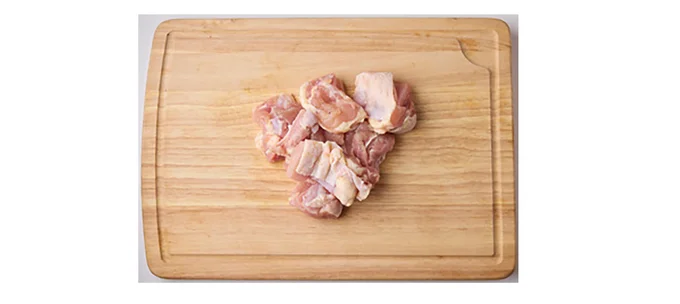 鶏肉はフォークで数か所刺し、ひと口大に切る