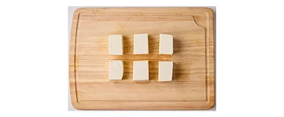 豆腐は6等分に切り、ペーパータオルで水気を拭く