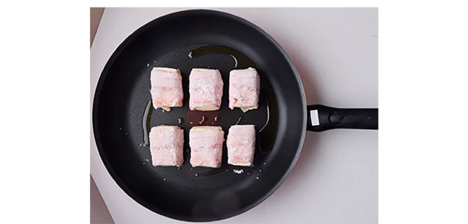 片栗粉をまぶして巻き終わりを下にして入れ、焼き色がつくまで焼く