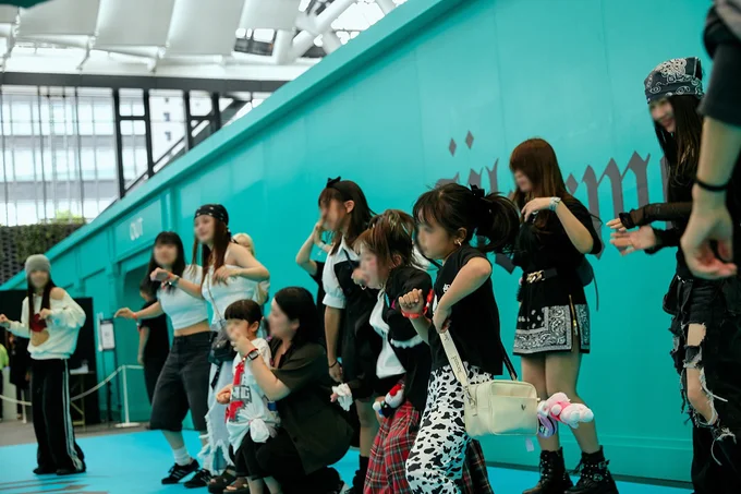 その場でダンスチャレンジが開催された東京会場の様子。可愛いいキッズも多数参加し大盛り上がり。優勝者には貴重なスカーフがプレゼントされていた