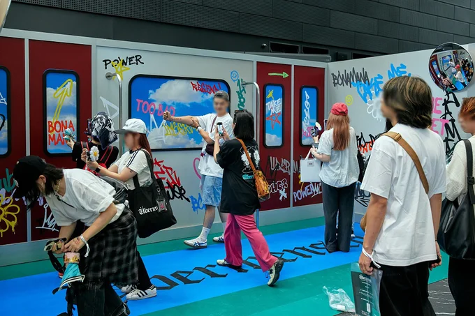 POWERのMVをイメージしたセット(写真は東京会場)
