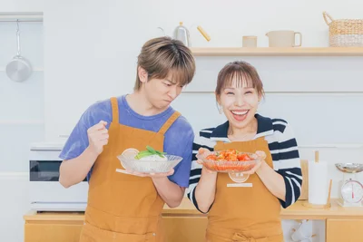 トマトを見つめる小山さんは愛嬌たっぷり