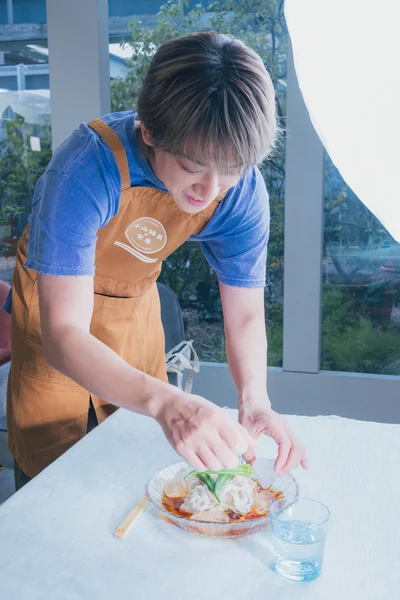 「俺はオクラで映えさせる」とこだわりを語る小山さん