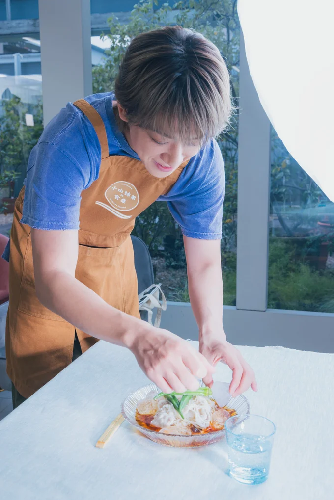 「俺はオクラで映えさせる」とこだわりを語る小山さん