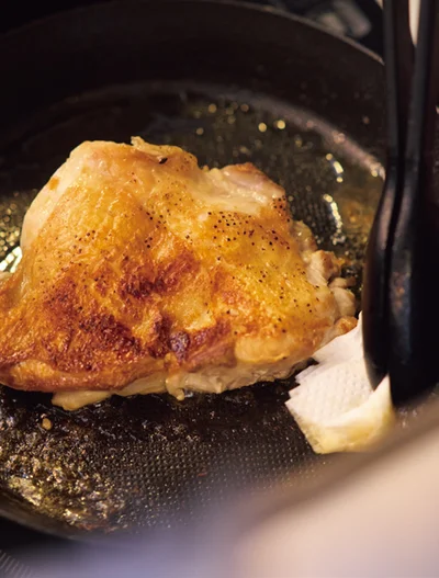 鶏肉を焼いたフライパンの油をキッチンペーパーで軽く（少し油が残る程度まで）ふく