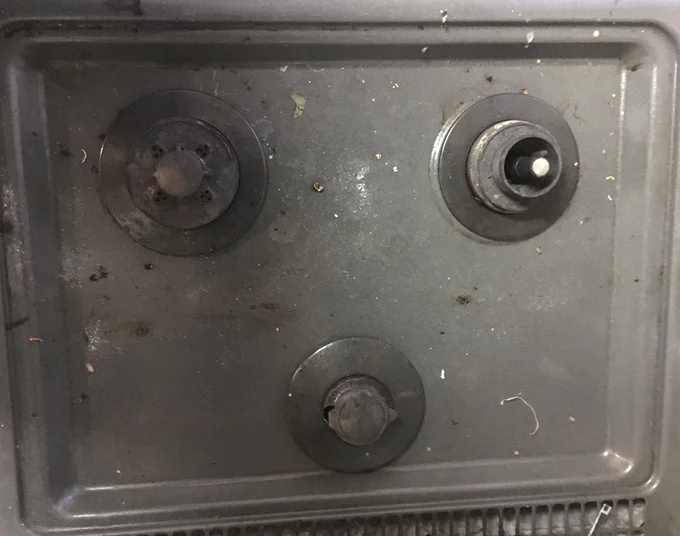 こちらが掃除する前のガス台。汚れがこびりついています……