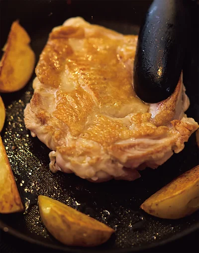 鶏肉の皮目がカリッとしたら裏返して、反対側も焼く