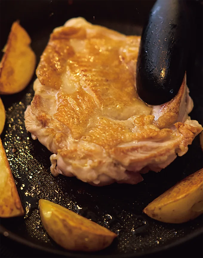 鶏肉の皮目がカリッとしたら裏返して、反対側も焼く