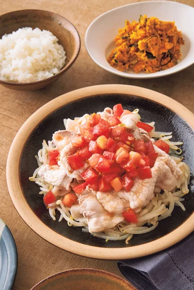 中華風しょうゆだれにトマトの甘酸っぱさをきかせて「豚しゃぶともやしのトマトだれ」
